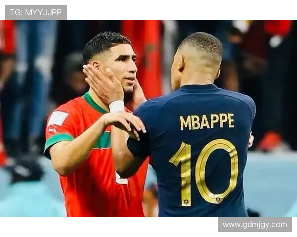 哥俩好情谊拉满姆巴佩身穿阿什拉夫球衣现身摩洛哥对阵马里看台